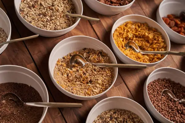 Een groep kommen met muesli en ontbijtgranen.