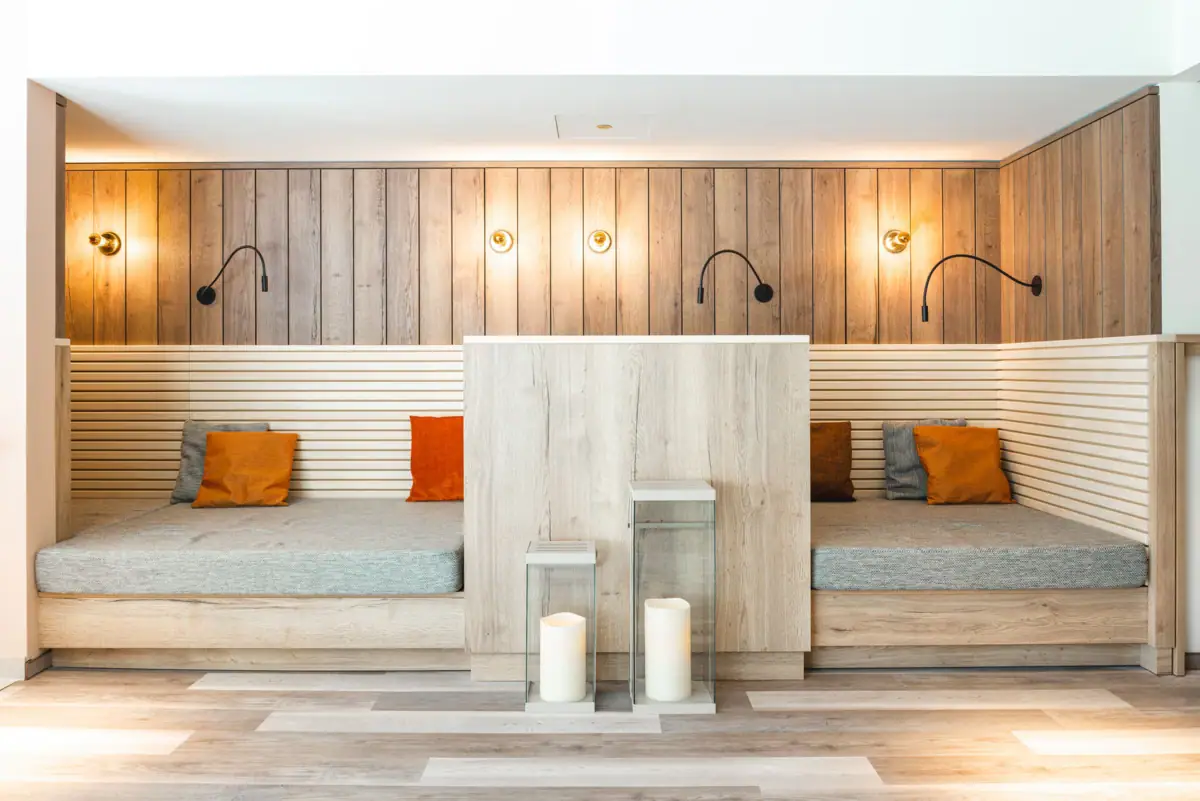 Ontspanningsruimte Een kamer met een houten muur en twee lampen.