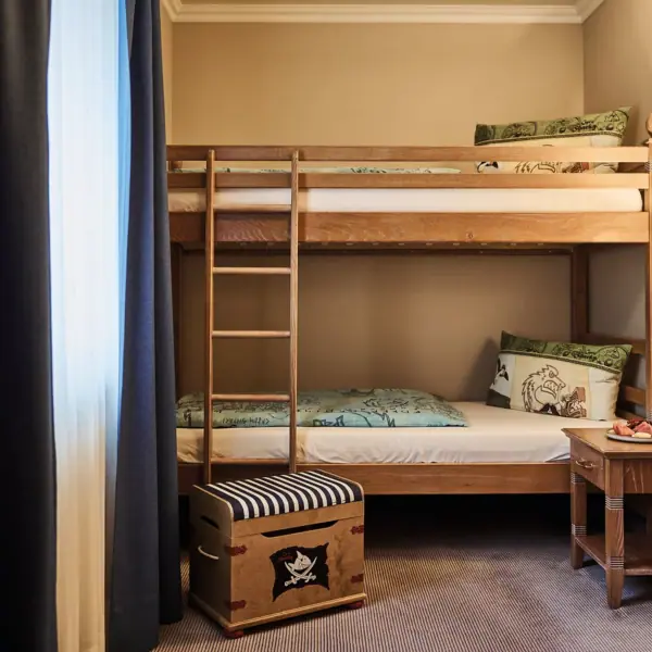 Een familiekamer in het aja Strandhotel Bansin met een hoogslaper voor kinderen.