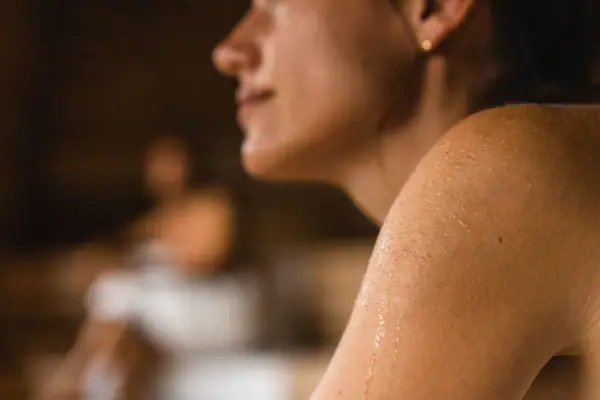 Close-up van een vrouwelijke schouder