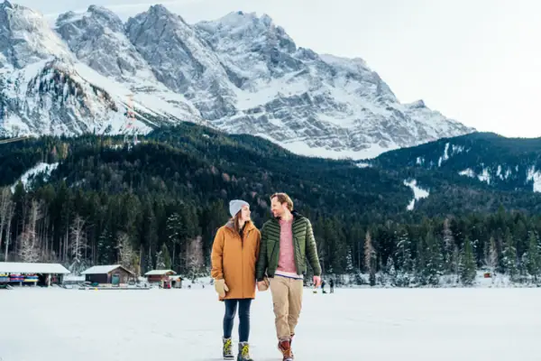 Winter in Garmisch-Partenkirchen Een man en een vrouw staan in een besneeuwd gebied.