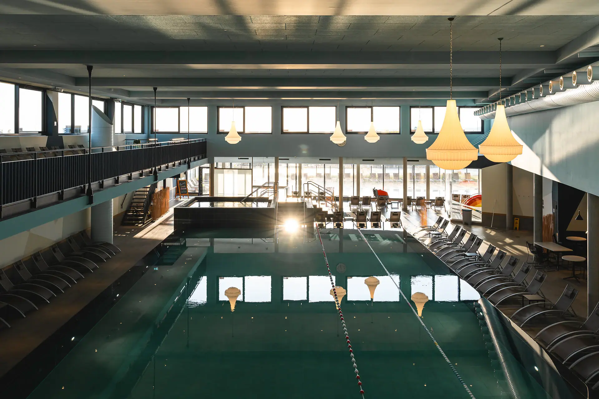 Binnenzwembad met blauw water en plafond op de achtergrond