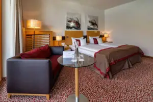 Tweepersoonskamer Hotelkamer met glazen tafel en bed.