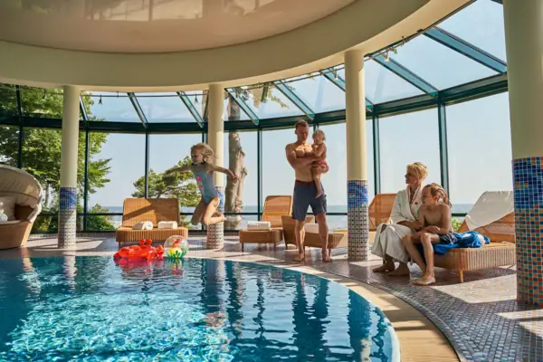 Overdekt zwembad Een groep mensen bij een zwembad.