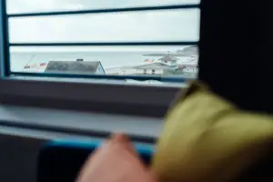 Raam met uitzicht op een strand en gebouw