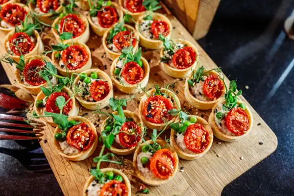 Buffet Een dienblad met voedsel op een houten oppervlak