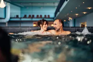 Een man en een vrouw in een draaikolk.