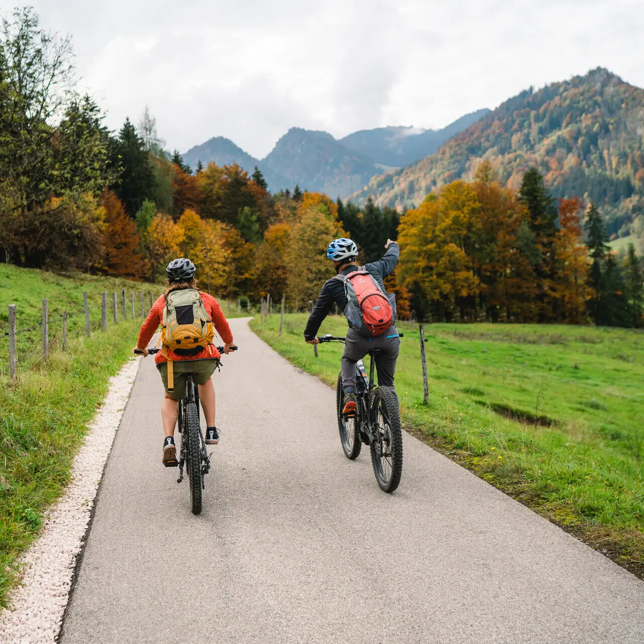 Fietstocht Ruhpolding Twee mensen fietsen op een weg in Ruhpolding in Chiemgau.