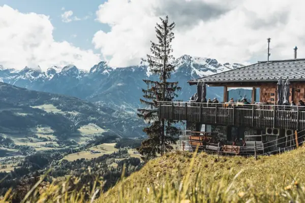 Een gebouw met een balkon dat uitkijkt over een vallei.