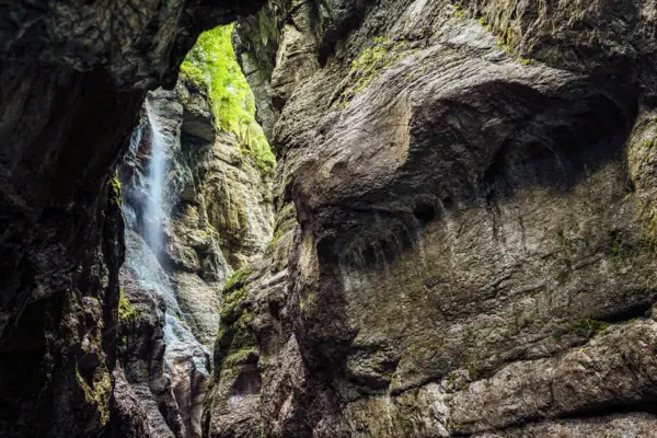 Partnach Klamm De Partnachklamm kloof met rotsen en een waterval.