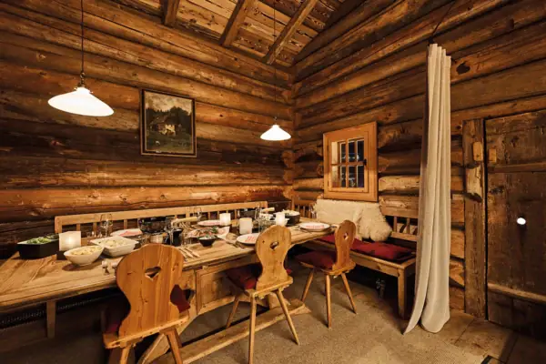 Een eetkamer met tafel en stoelen.