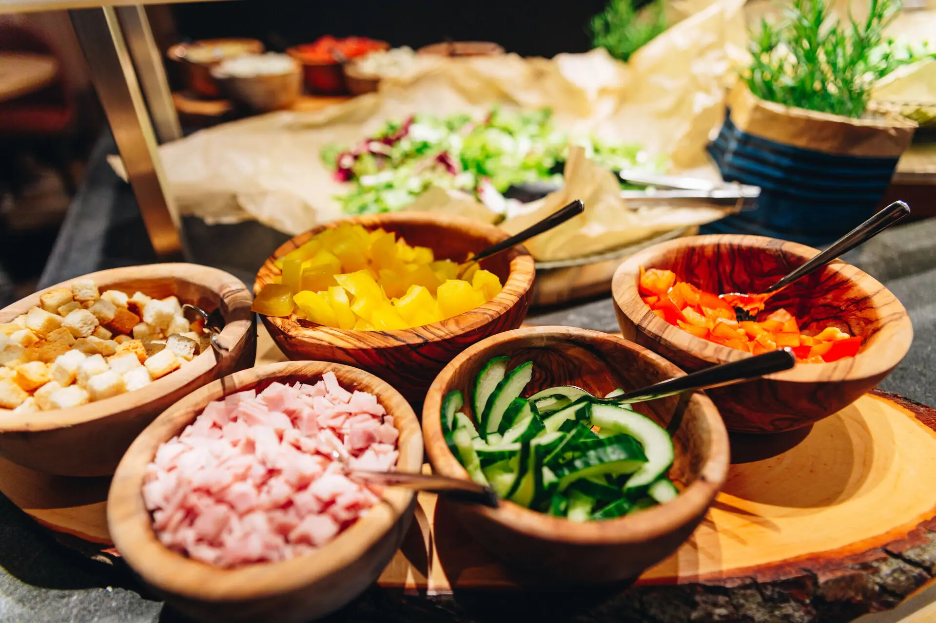 Een groep schalen met verschillende gerechten.