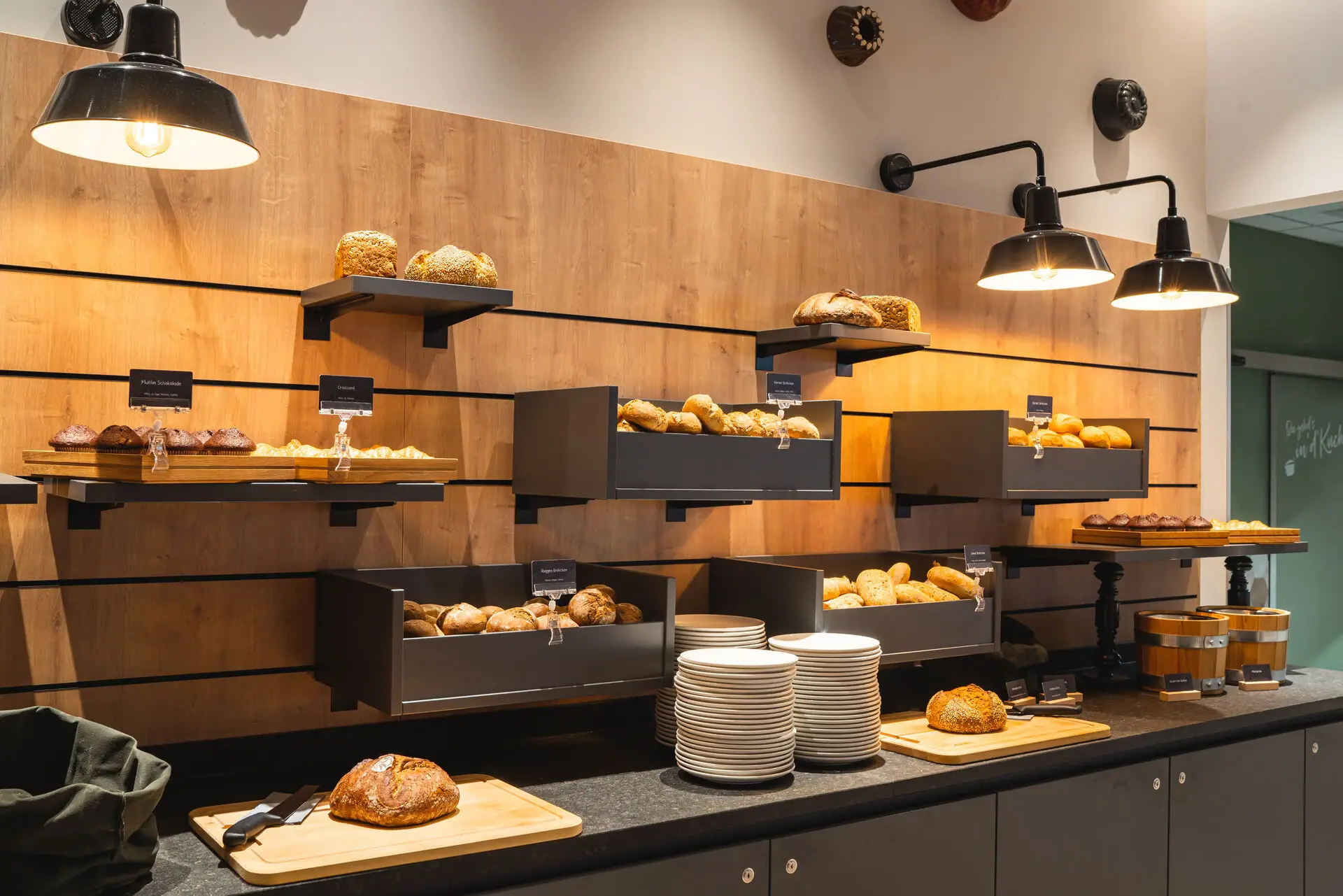 Een selectie brood en borden op een toonbank.