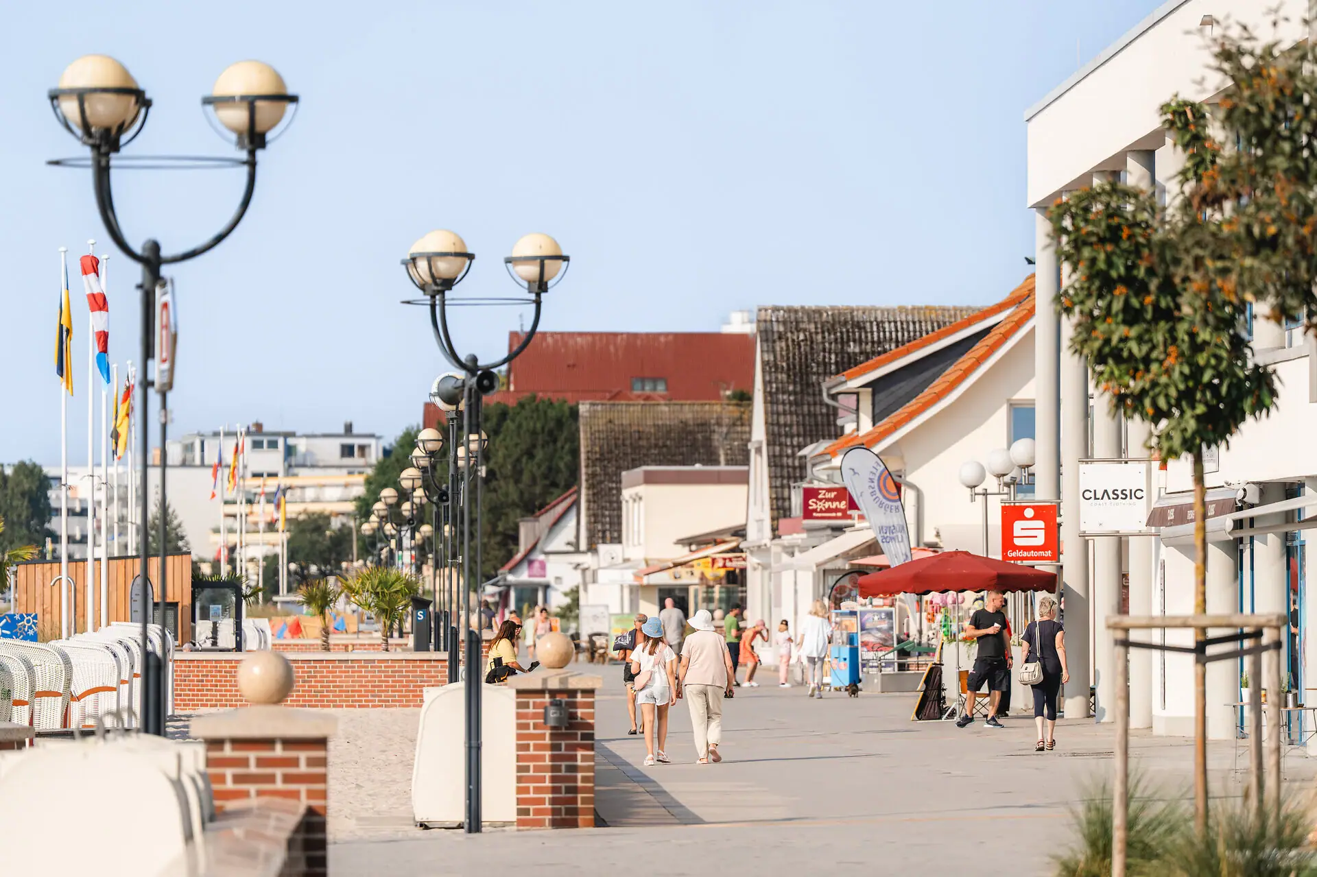 Promenade Een groep mensen loopt op een stoep.