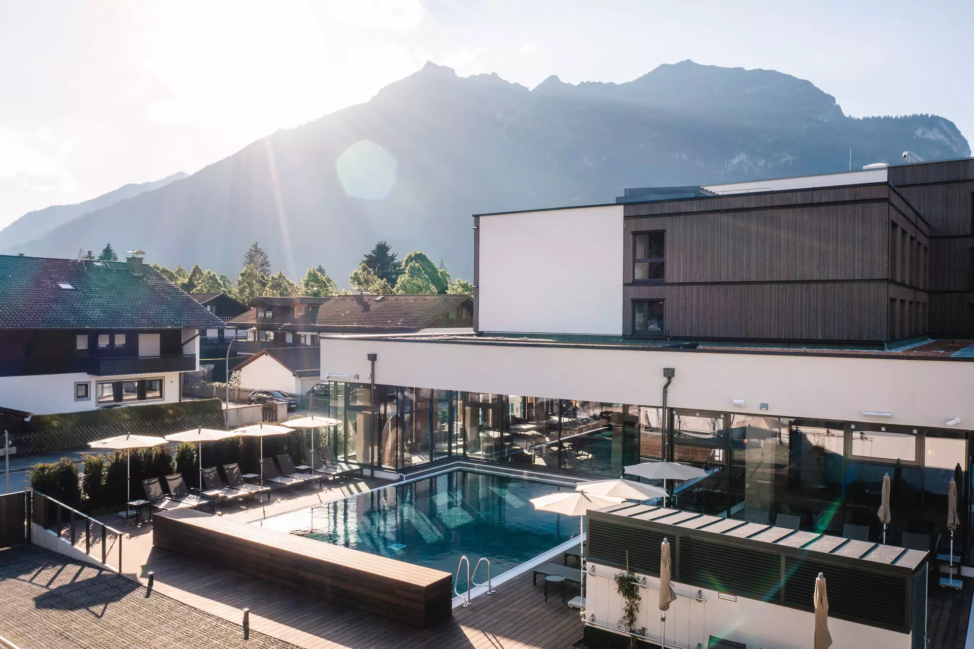 Buitenzwembad Een zwembad in een gebouw met een berg op de achtergrond.