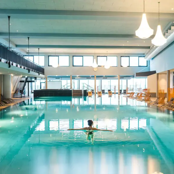 Een vrouw in een zwembad.