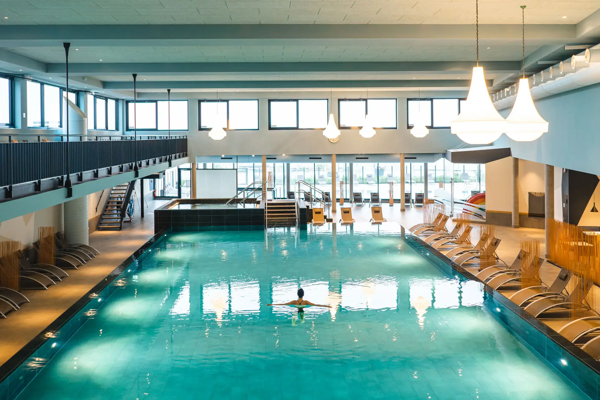 Innenpool Eine Person schwimmt in einem Pool.