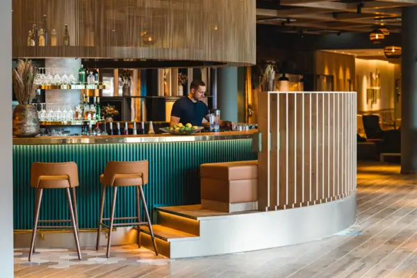 Een man werkt in een bar.