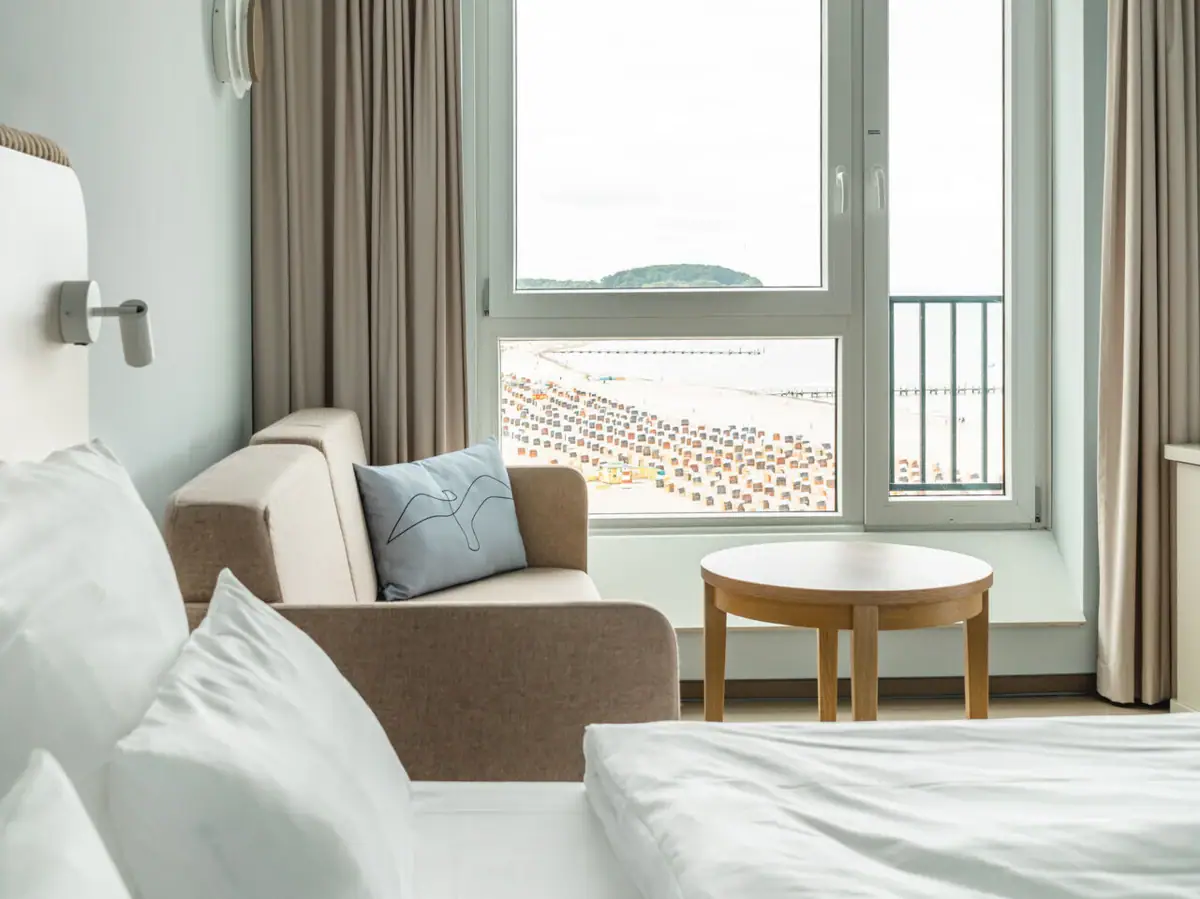 Kamers in het aja Travemünde Een kamer met een bed en een bank.