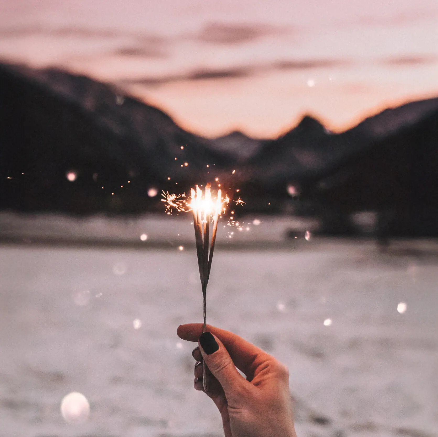 Sparkler Hand die sparkler buiten vasthoudt.