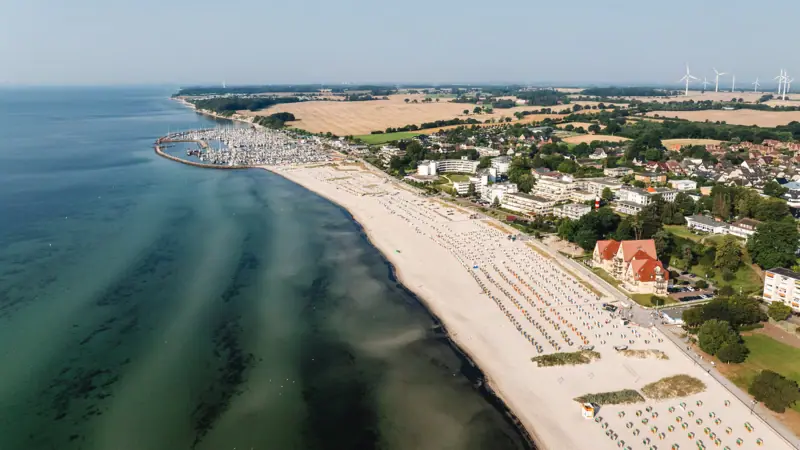 Vakantie aan de Oostzee Vakantie aan de Oostzee met een strand en de zee vanuit vogelperspectief.