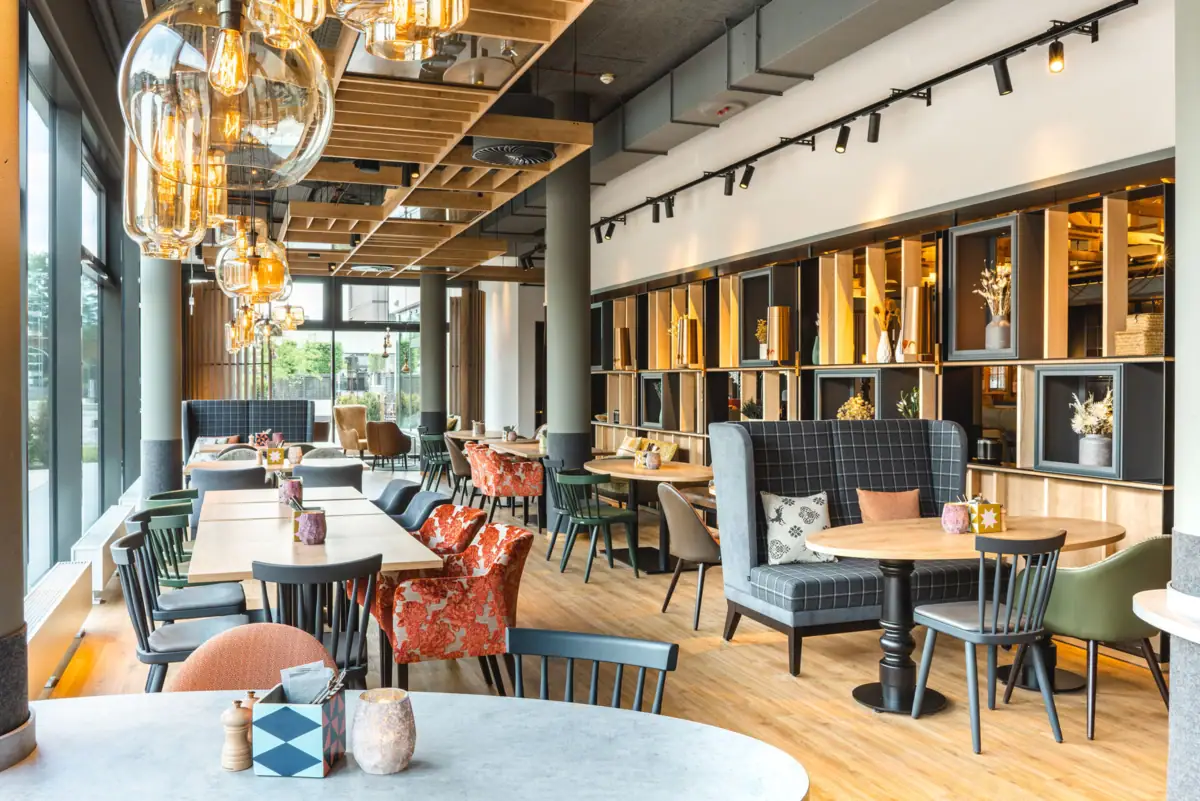 Een kamer met tafels en stoelen.