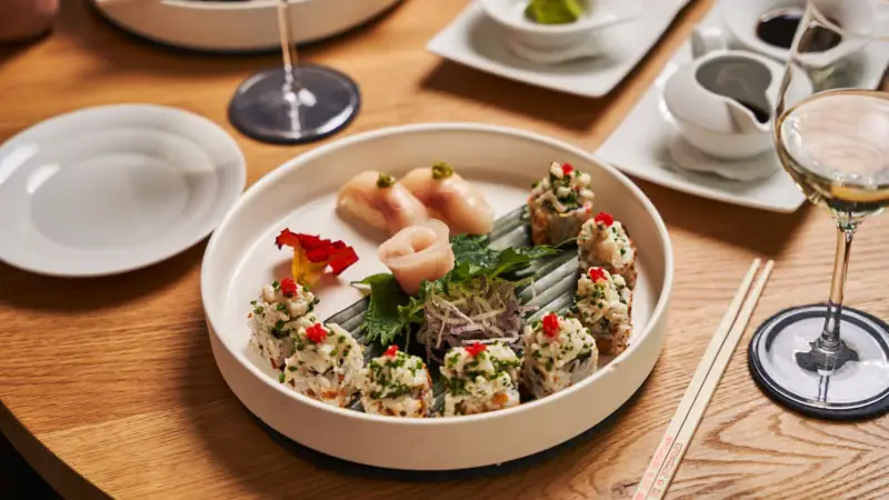 Een bord sushi op een tafel.