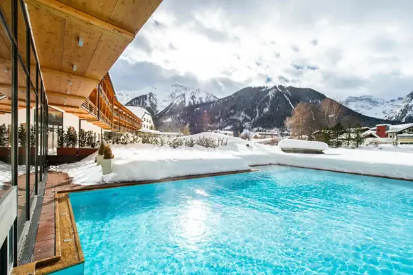 Buitenzwembad in de sneeuw