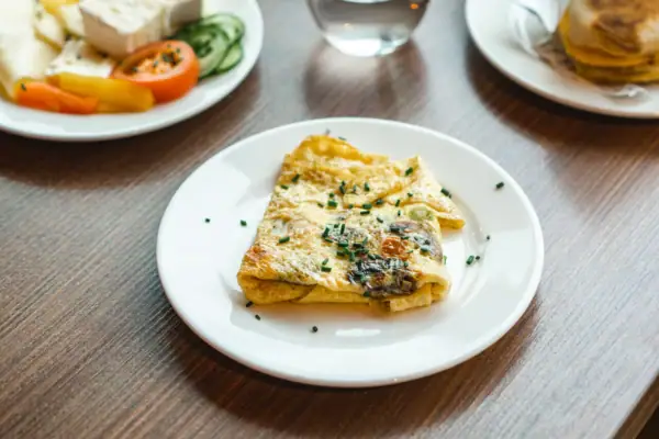 Een tafel met borden vol eten en drinken.