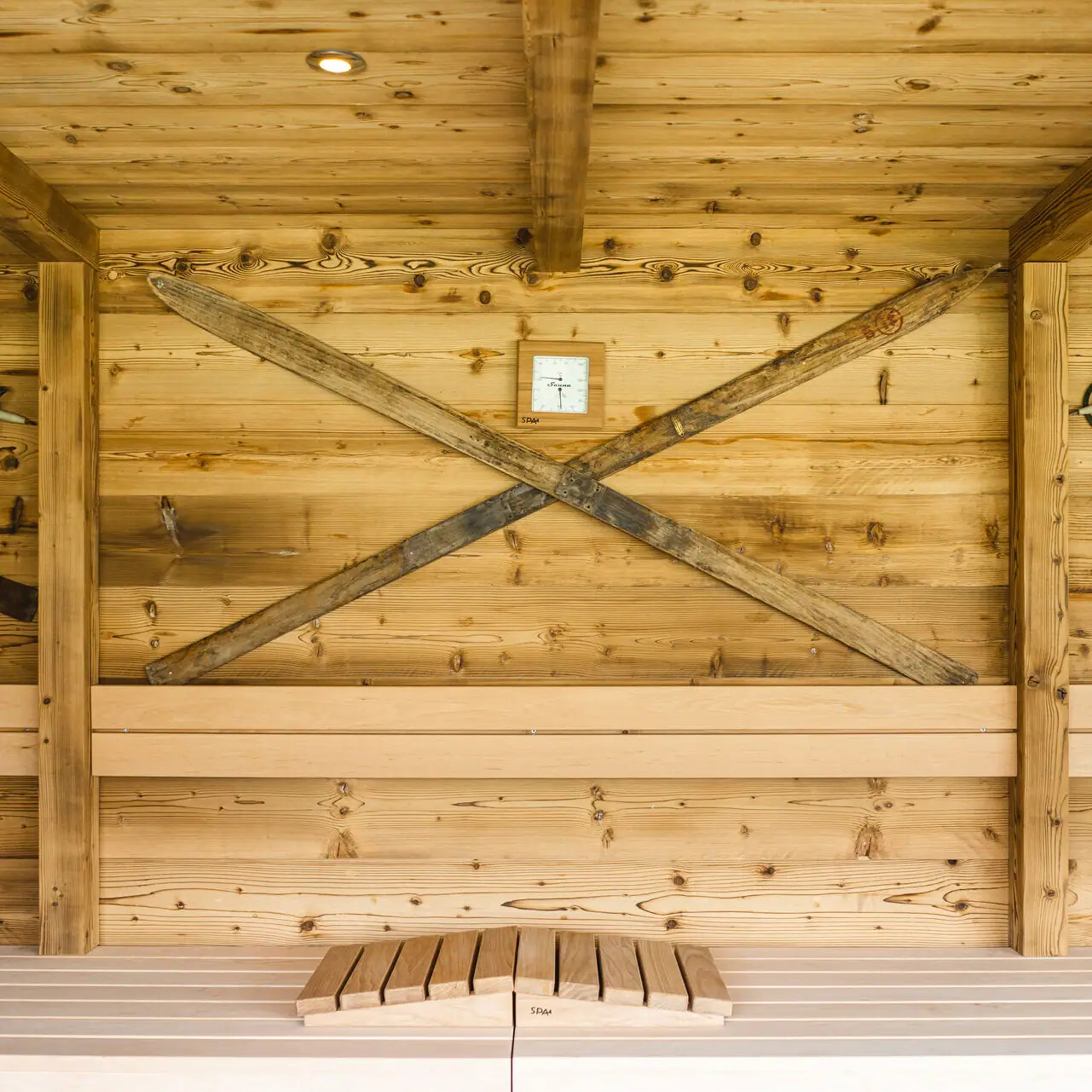 Sauna Houten constructie met klok en kruis