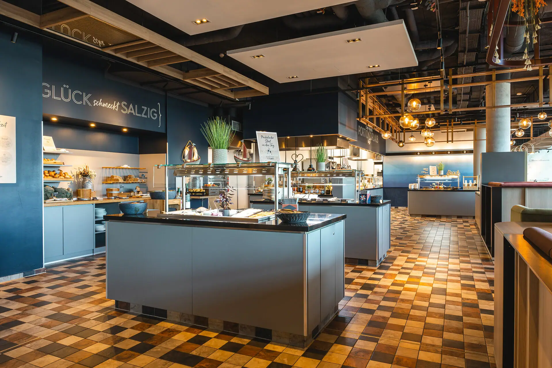 Buffetstations met verschillende ontbijtgerechten.