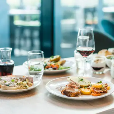 Diner Een tafel met borden vol eten en wijnglazen.