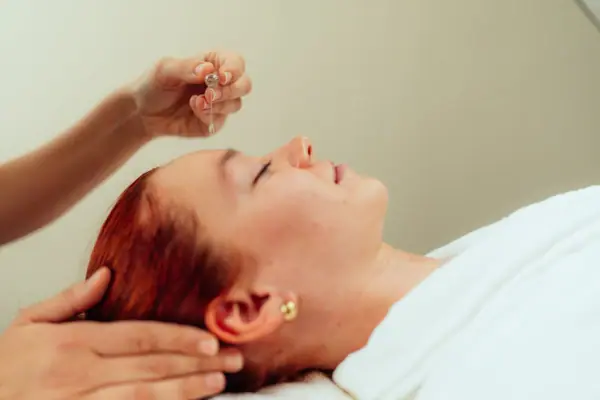 Toepassing Een vrouw krijgt een gezichtsmassage.