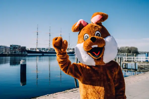 Een persoon in een kostuum buiten.