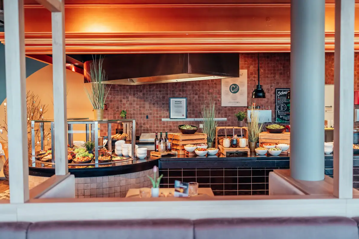 Buffet bij JEDERMANNS Buffet met diverse gerechten in een restaurant.