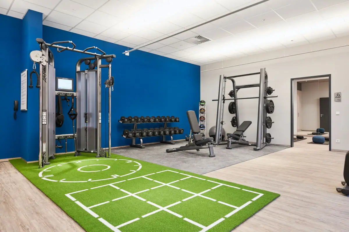 Fitnessruimte bij aja Ruhpolding Fitnessstudio met fitnessapparatuur en groene vloerbedekking
