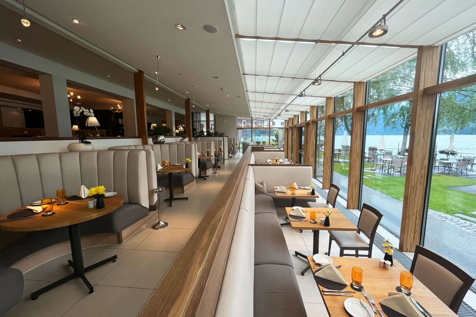 Restaurant Laurentius Binnenzicht van een restaurant met tafels en stoelen.