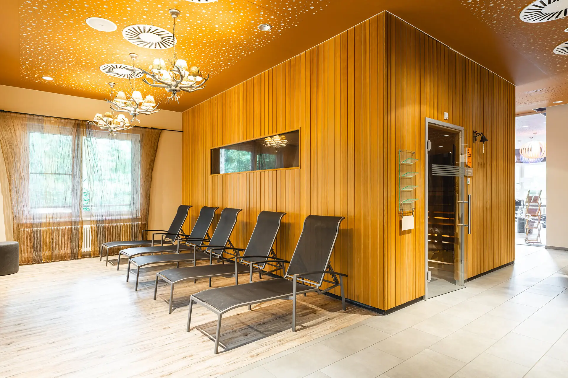 Sauna bij aja Bad Saarow Een kamer met stoelen en een deur.