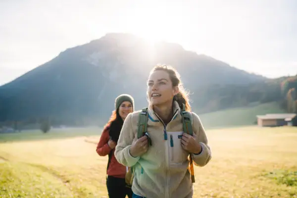 Een groep vrouwen loopt in een veld.