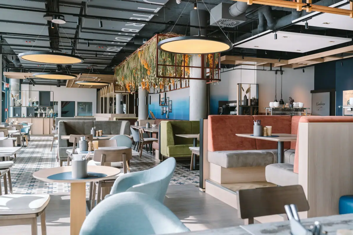 Een restaurant met tafels en stoelen.