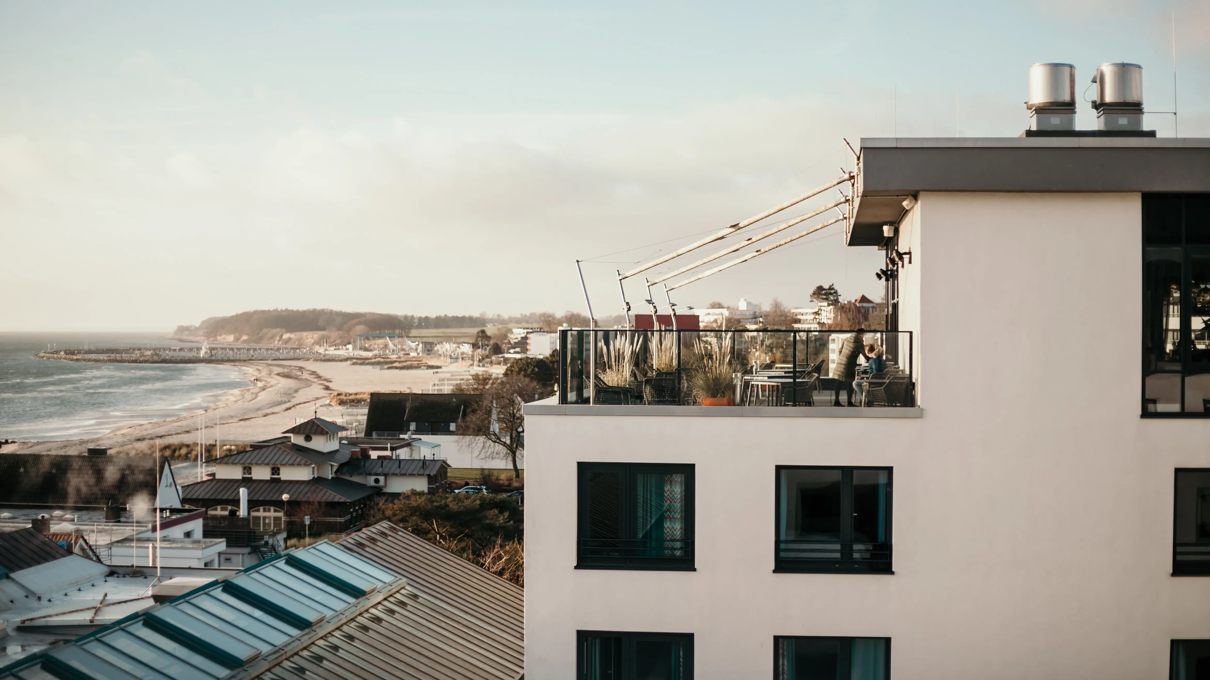 Een gebouw met een balkon dat uitkijkt op het water.