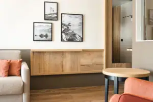 Junior Suite Uitzicht op de Bergen Een kamer met een tafel en stoelen.