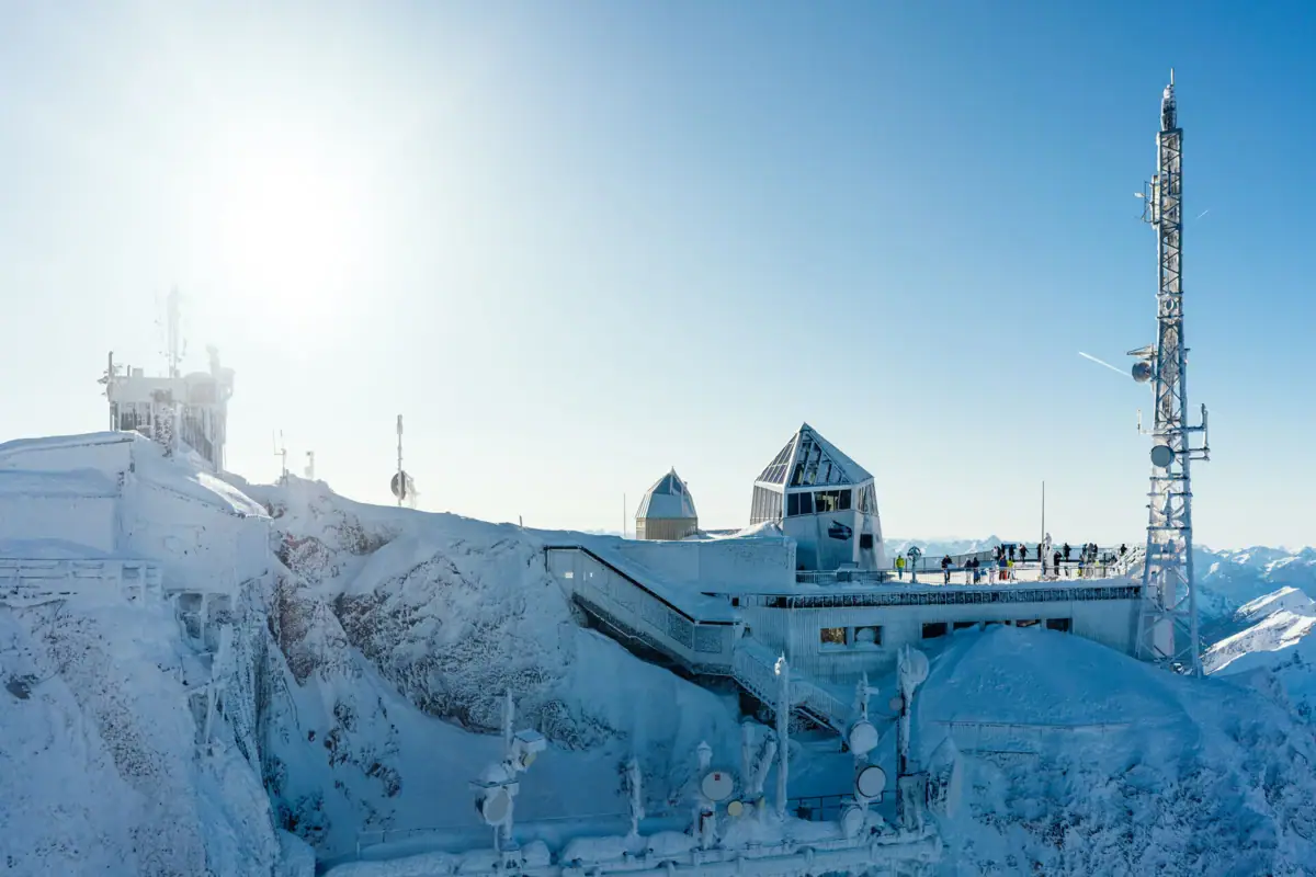 Zugspitze winter Een gebouw met een trap op een besneeuwde berg.