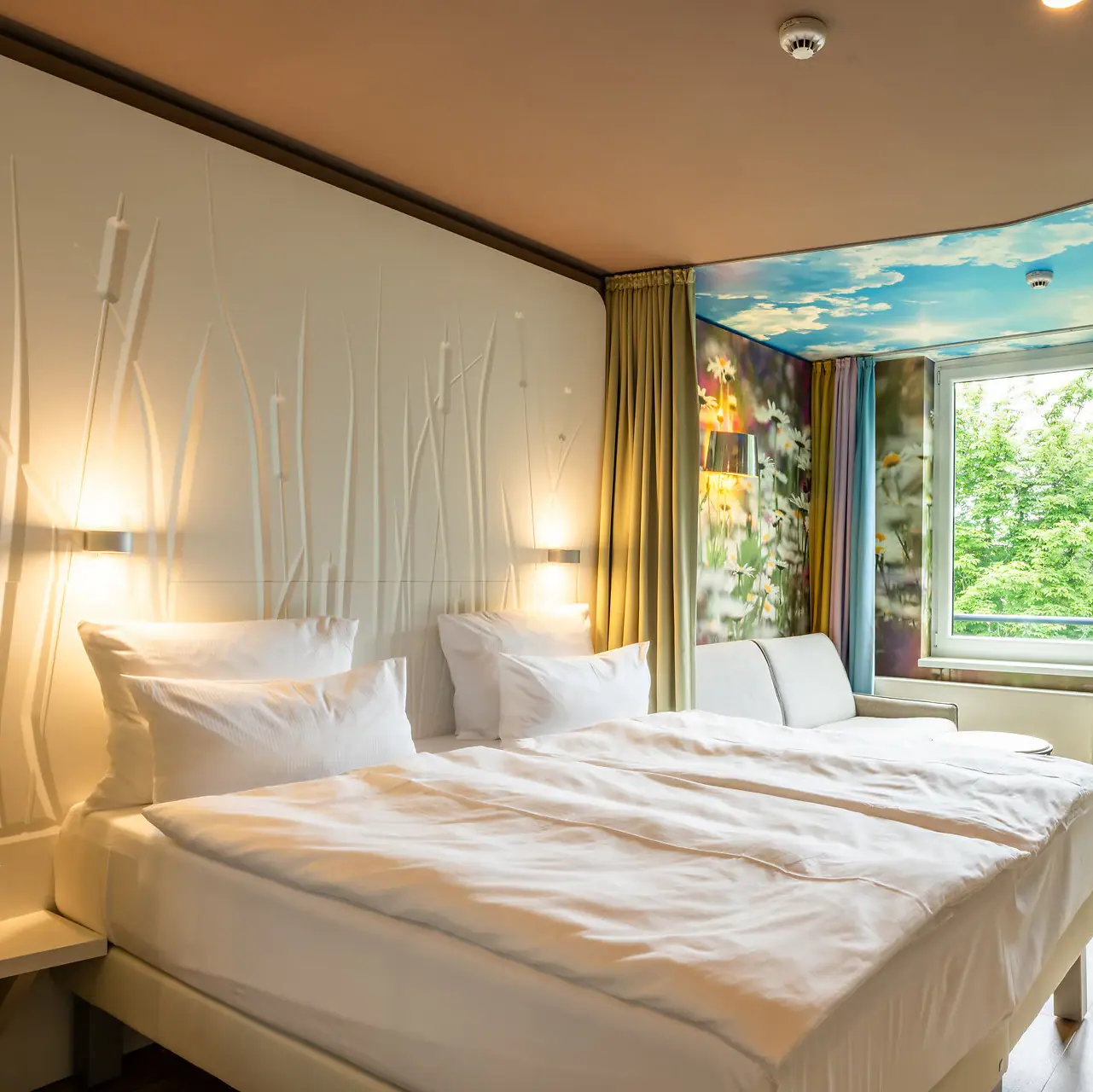 Kamers en suites Een kamer met twee bedden en een raam.