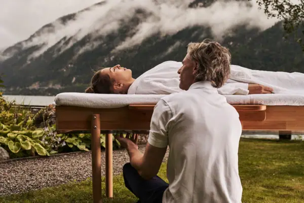 Ein Mann kniet auf einem Tisch, auf dem eine Frau liegt.