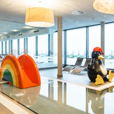 Speelgoedpinguïn in een zwembad