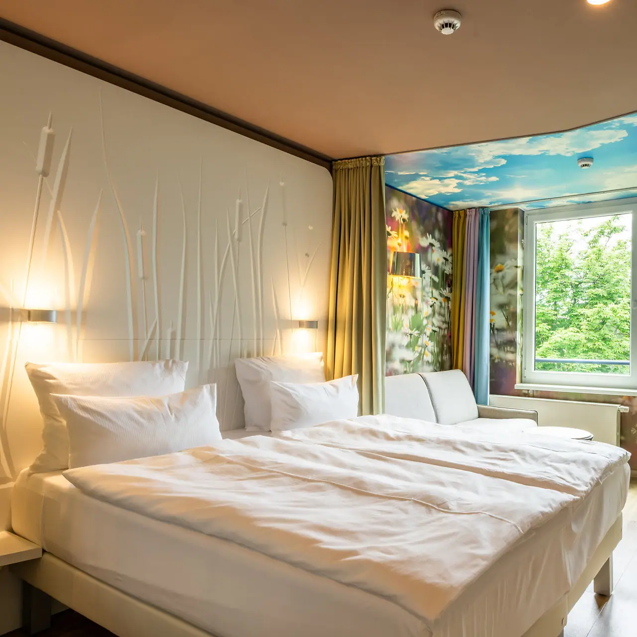 Kamers en suites in het aja Bad Saarow Een kamer met twee bedden en een raam.