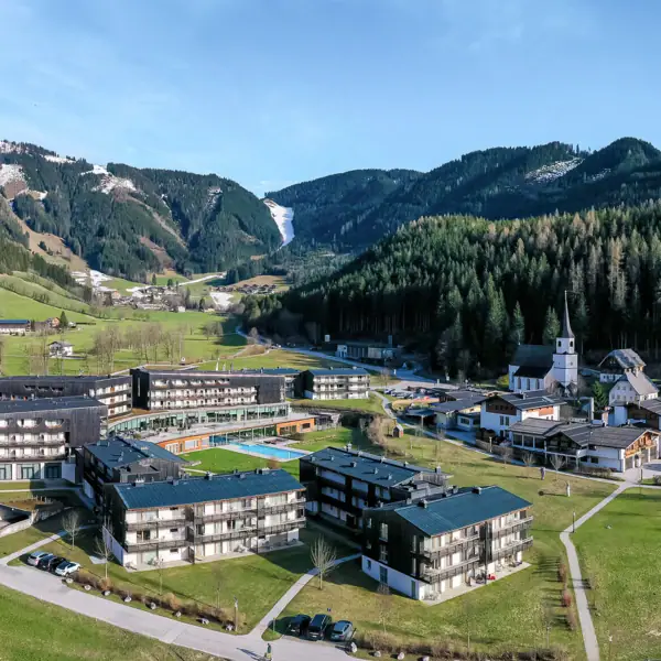 Werfenweng bergresort Een groep gebouwen in een dorp voor een berg.