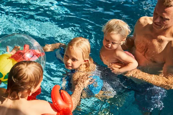 Zwembad Een groep kinderen in het zwembad.