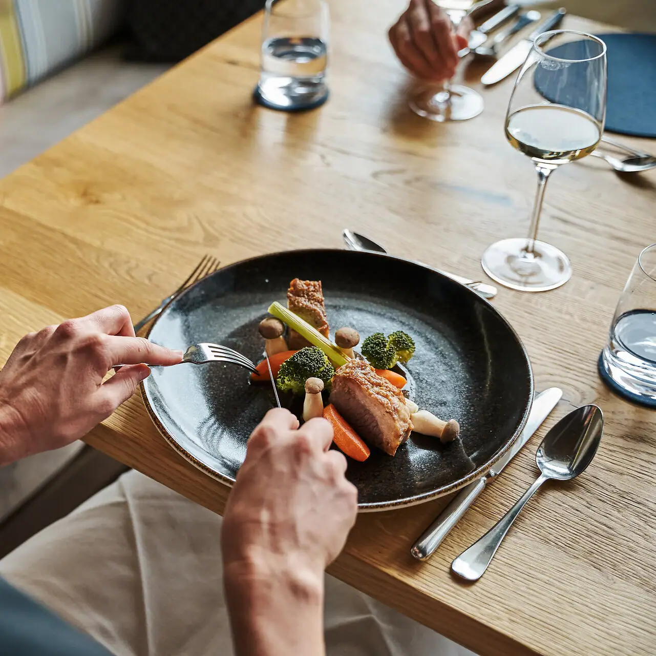 Bord met vlees Iemand eet voedsel van een bord.
